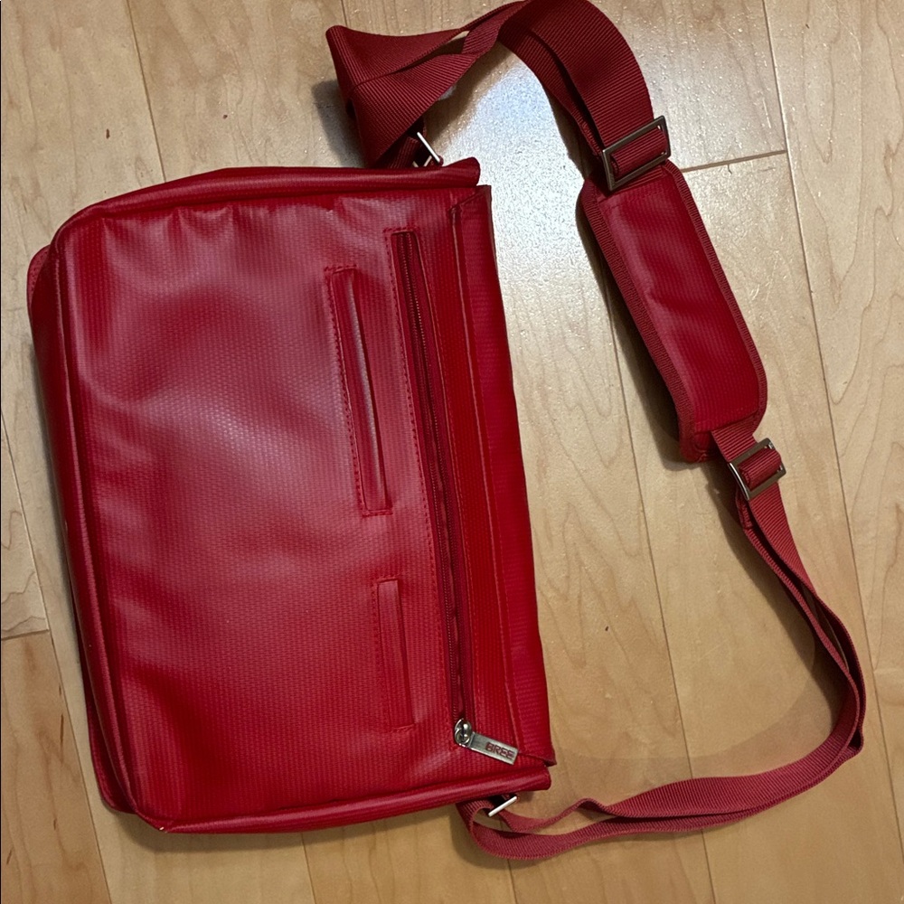Bree Classic Red Messenger Bag - Picture 3 of 4